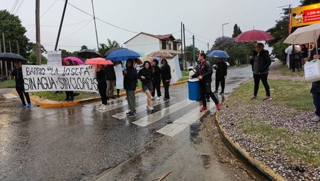 Vecinos de Gonnet reclaman por falta de agua