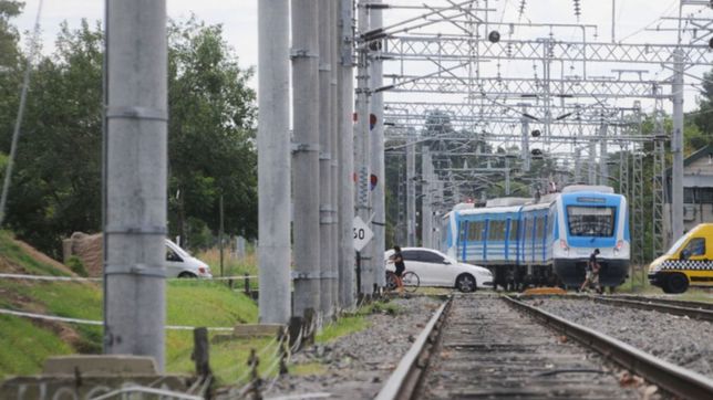 conmocion en tren roca: una persona se arrojo a las vias y el servicio estuvo interrumpido