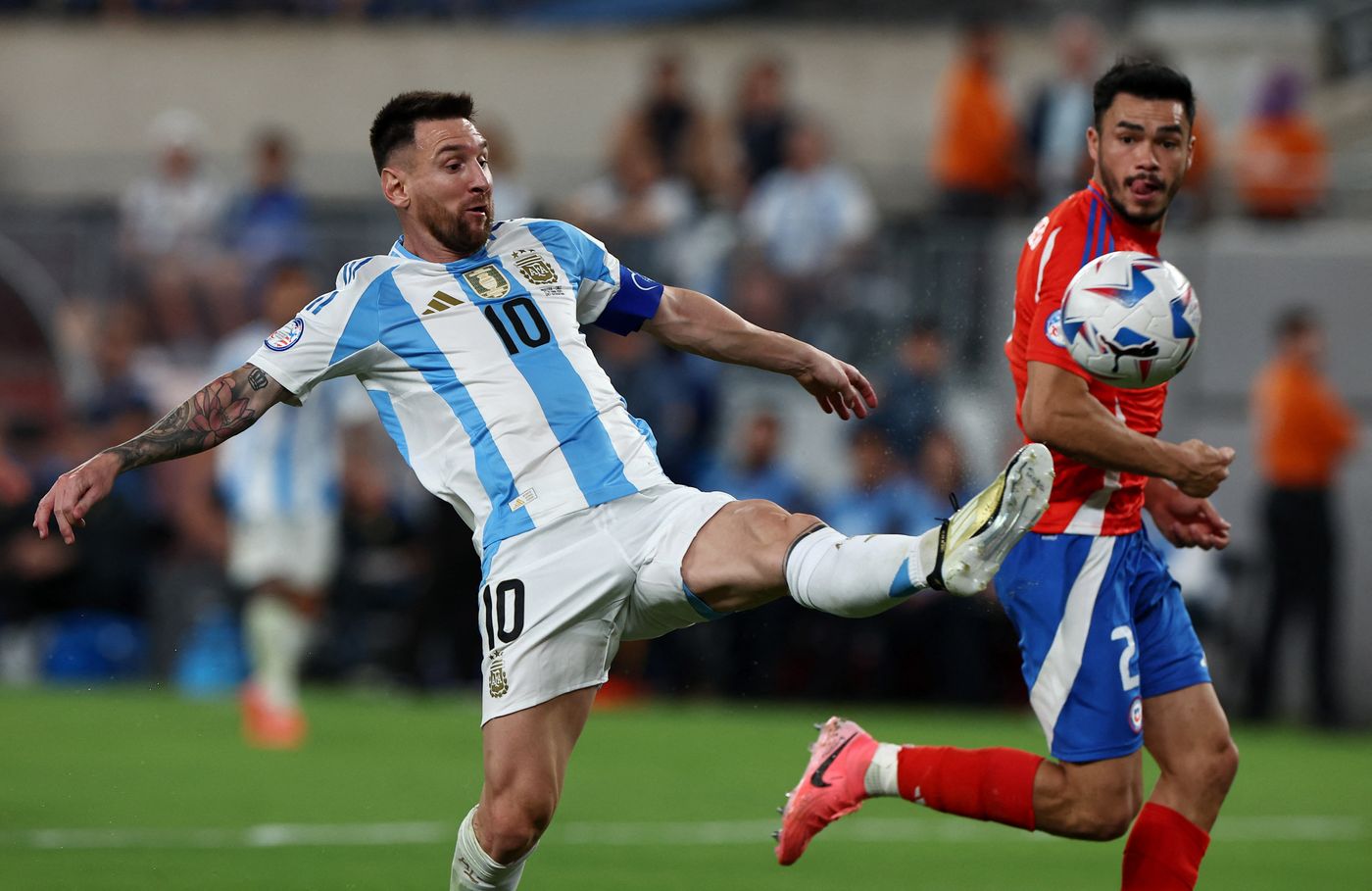 Lionel Messi tuvo un tiro chance clara frente a Chile en el primer tiempo, con un remate de media distancia que pegó en el poste.