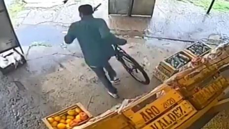 VIDEO: Le robaron la bicicleta en un segundo y delante de sus ojos
