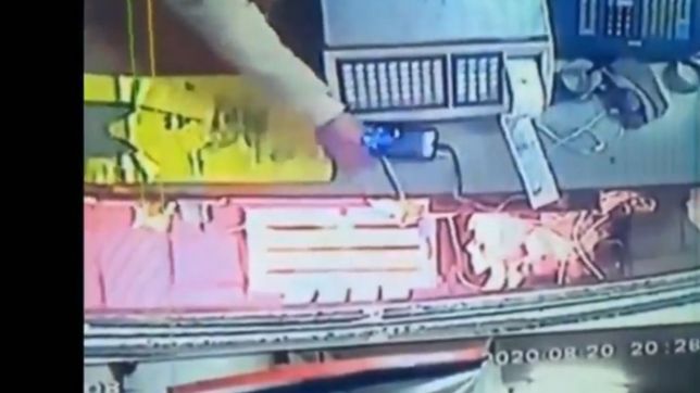 video: engano a la empleada de un autoservicio y le robo el celular, pero quedo filmado