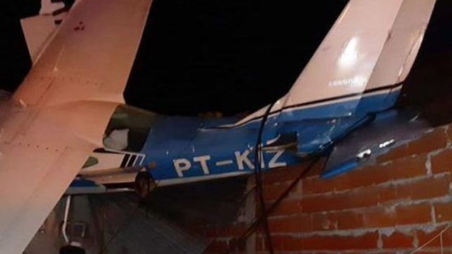 increible: una avioneta cayo arriba de una casa y los pasajeros salieron ilesos