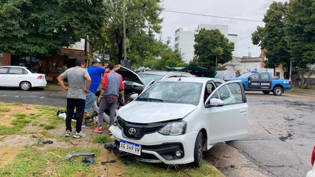 impactante choque a metros de la concurrida feria de frutas y verduras de barrio hipodromo