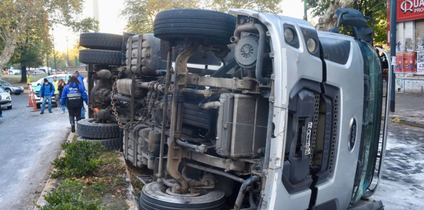 Camión volcado en plaza Italia