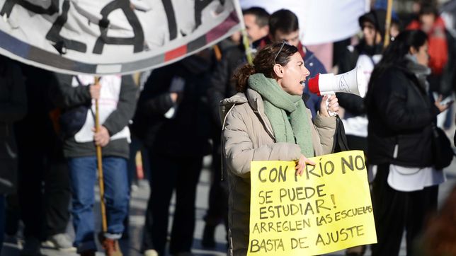 estudiantes y docentes realizaron un nuevo frazadazo con fuertes reclamos al consejo escolar