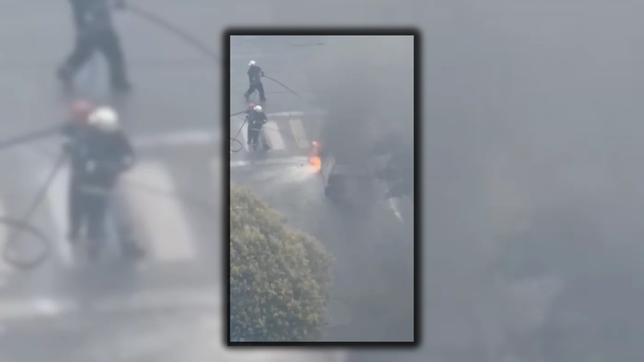 un auto se incendio por completo en pleno centro de la plata y su conductor logro escapar con lo justo