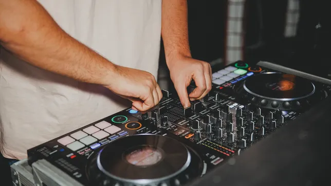investigan el caso de un dj hallado inconsciente en berisso durante una fiesta y sin sus equipos de trabajo