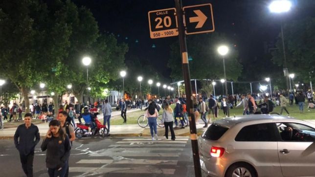 videos: por dentro, asi fue la masiva fiesta ilegal en medio de plaza malvinas