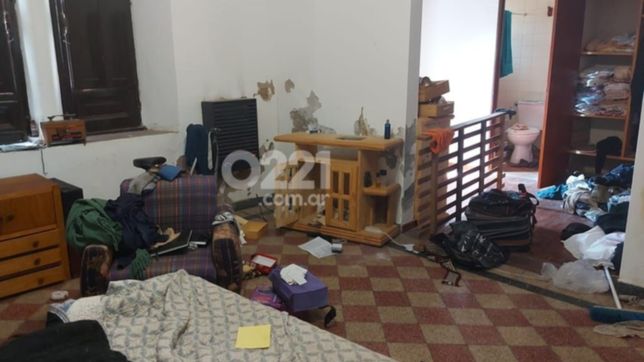 asi quedo la casa del cura asaltado en la parroquia donde se casaron peron y evita