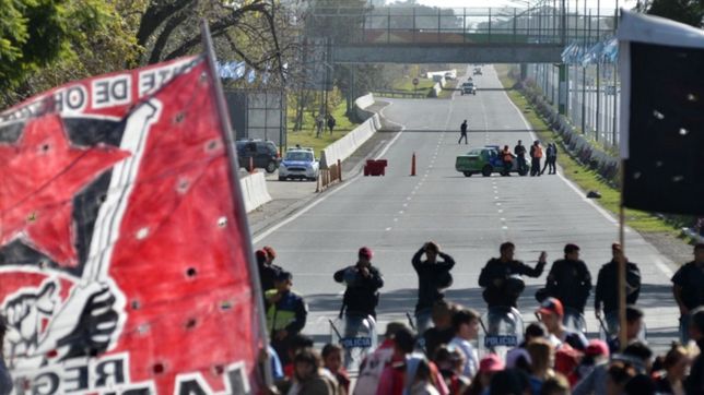 la subida a la autopista la plata-buenos aires esta  cortada por una protesta
