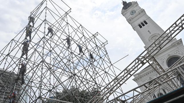 arranco el armado del escenario para los shows que habra en plaza moreno
