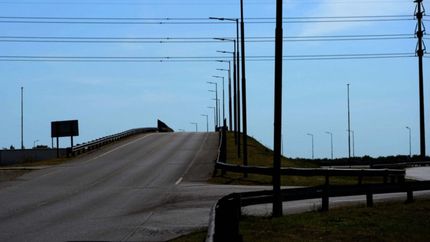 Una conductora fue atacada a piedrazos en la Autopista y por poco no terminó en tragedia