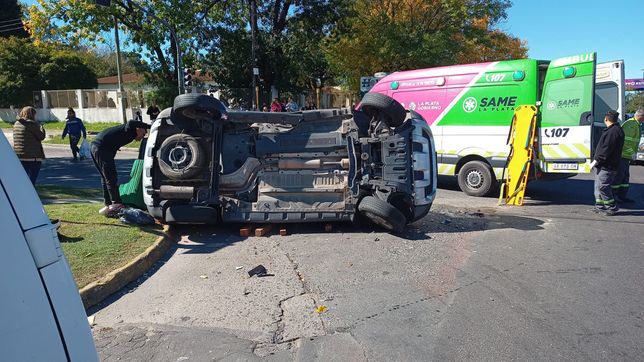 choque y vuelco en la plata: un hombre termino atrapado y tuvo que ser rescatado por los bomberos