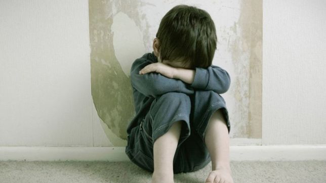 esta embarazada de 9 meses y la detuvieron por golpear a sus hijos de 2 y 4 anos