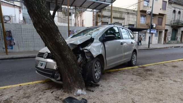 lo chocaron y termino arriba de una rambla e incrustado a un arbol