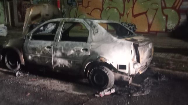 robaron de un auto una mochila infantil y despues lo prendieron fuego