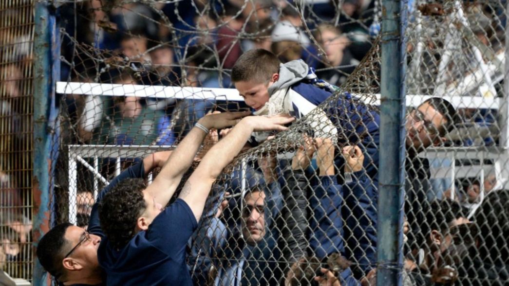 La historia detrás de la foto del nene llorando en medio de la represión en el Bosque