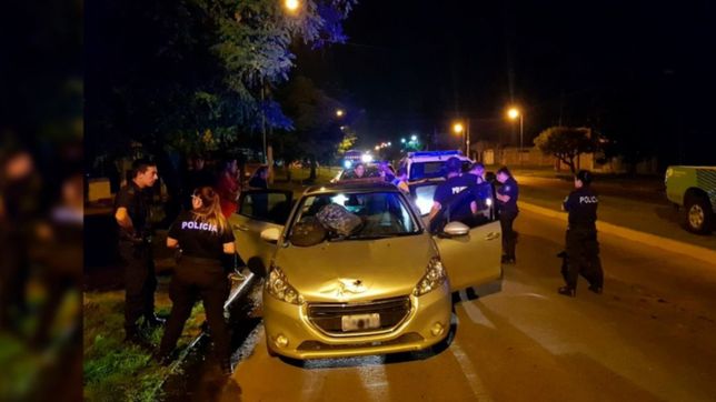 un policia manejaba sin patente, quiso evitar un control de transito y termino detenido