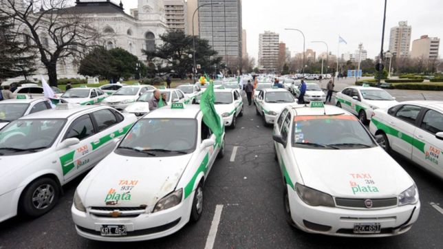taxistas y remiseros salen a la calle en contra del desembarco de uber en la plata