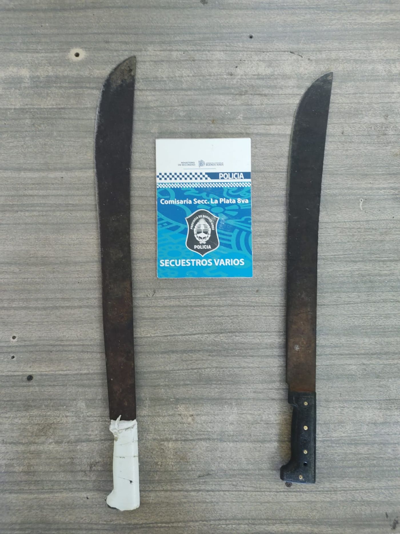 Los machetes incautados tras el intento de usurpación en La Plata