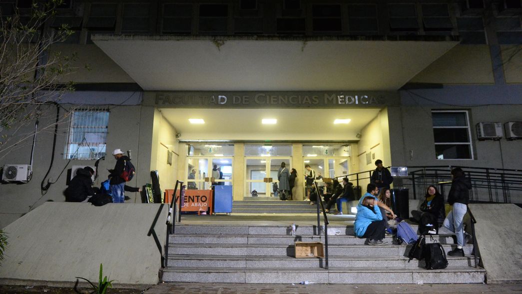 Estudiantes de Medicina de la UNLP que se inundaron reclaman por el cambio de las fechas de exámenes
