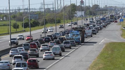 Las rutas hacia la costa están desbordadas por el éxodo de Fin de Año