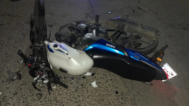 un joven en moto impacto contra un auto y los vecinos casi linchan a la conductora