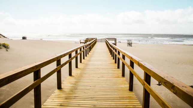 la playa mas elegida de la costa atlantica: que hacer en lo que queda de la temporada