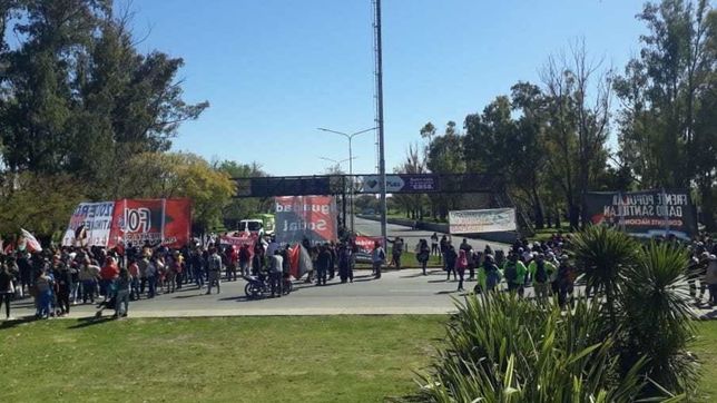 cooperativistas cortan la bajada de la autopista la plata-buenos aires