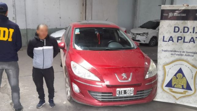 marcaba casas de la plata a bordo de un auto robado y lo atraparon in fraganti