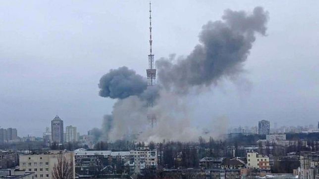 videos: rusia ataco una antena de comunicaciones y dejo a kiev sin tv