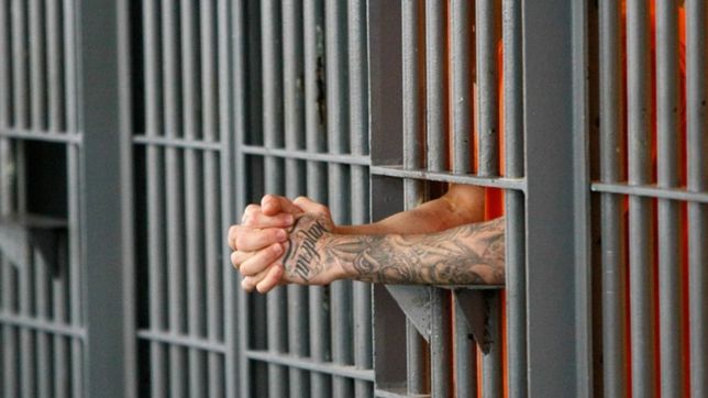 persecucion de pelicula por los techos de una carcel termino con un preso quebrado