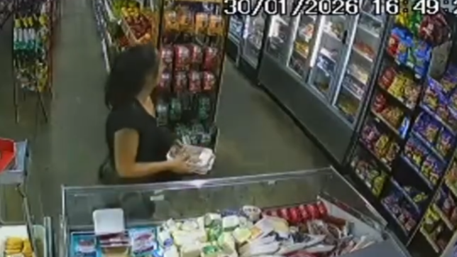 robaron en un comercio de la plata, los vieron por las camaras y los obligaron a devolver la mercaderia