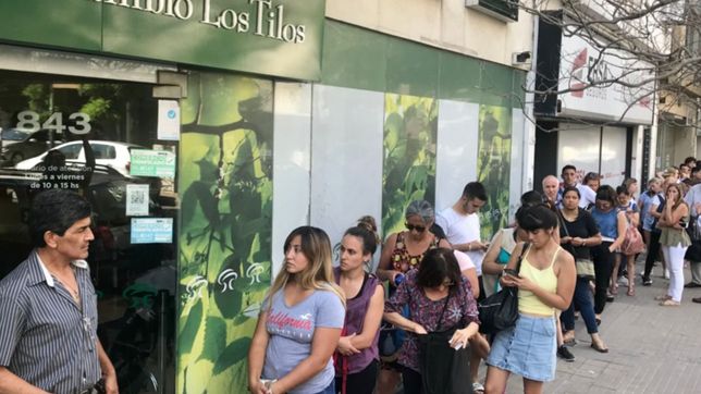 el dolar no para de subir y explotan de gente las casas de cambio de la plata