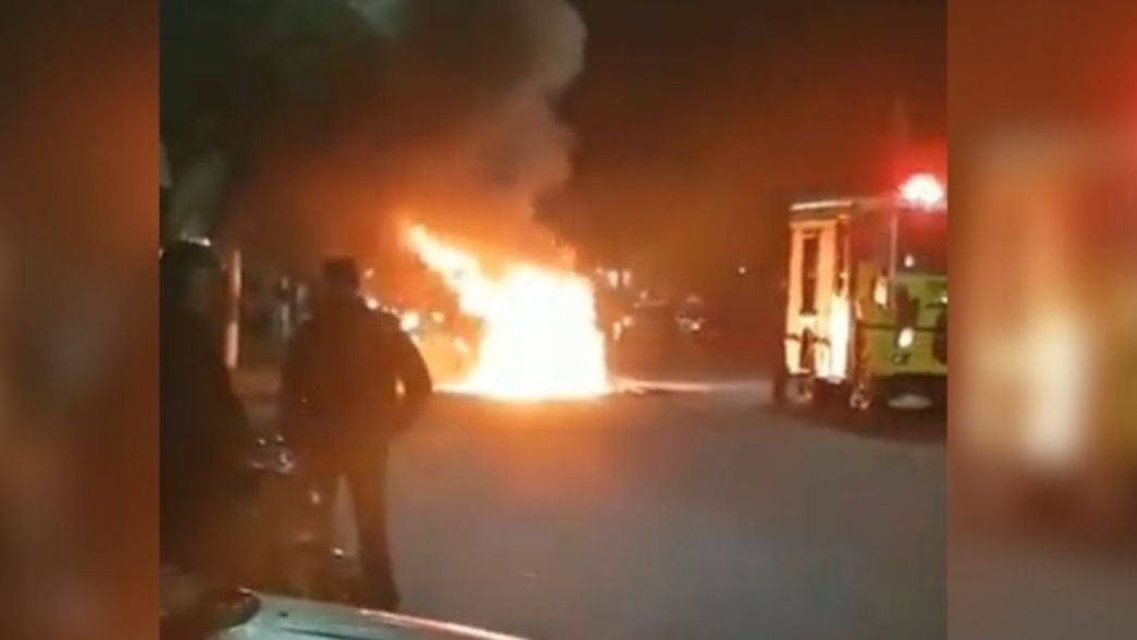 VIDEO: Fuego y tensión por el incendio de un auto en La Plata con nenes adentro