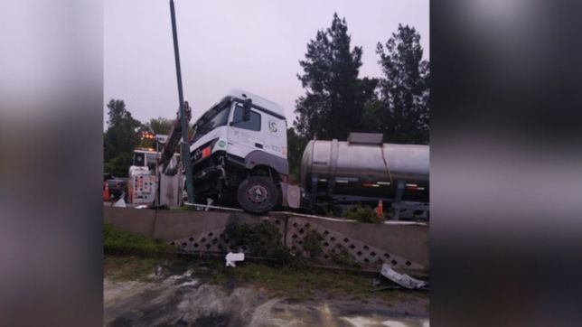 impresionante choque de un camion en la bajada de la autopista la plata-buenos aires