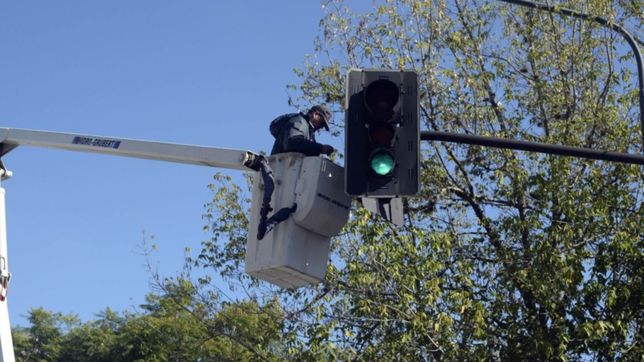 continuan instalando nuevos dispositivos en los semaforos para ordenar el transito