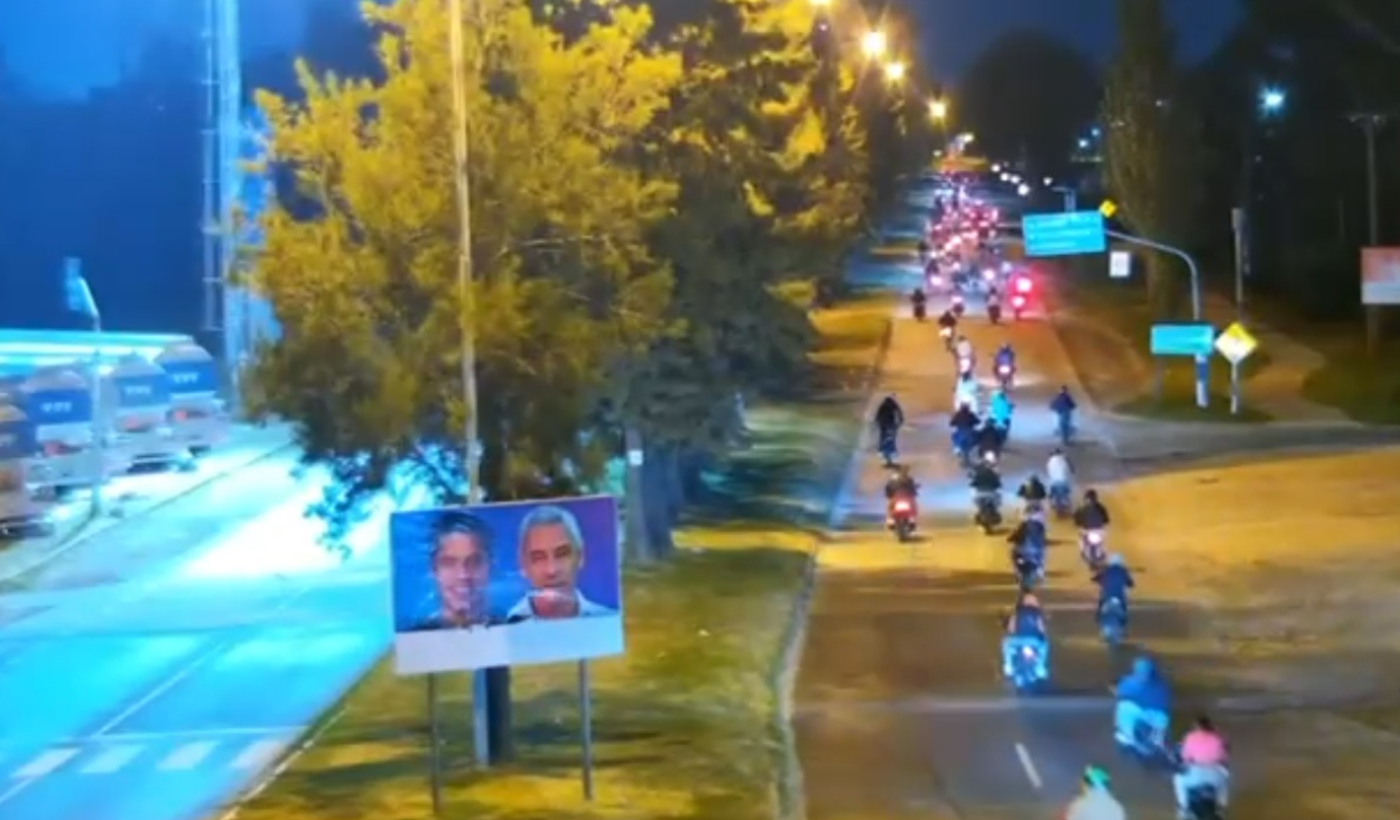 50 motos entrando en Berisso.png