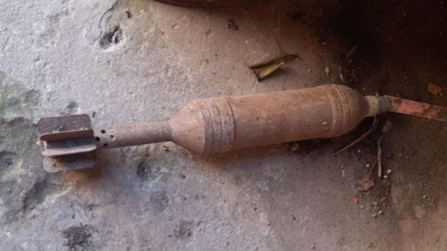 un nene encontro un mortero mientras jugaba en el patio de su casa de la plata