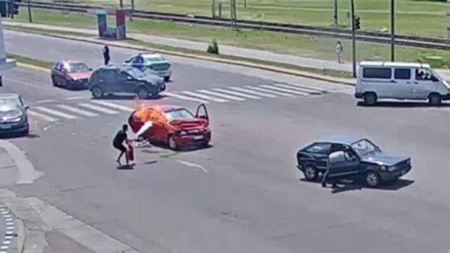 video: un auto a toda velocidad choco a otro en camino centenario y se prendio fuego