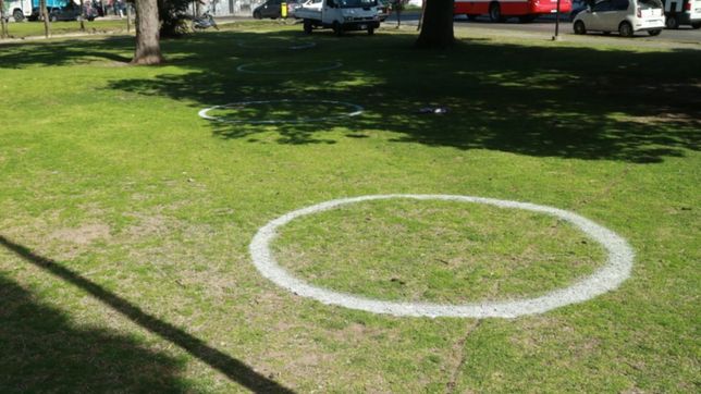 pintan circulos en los parques y plazas de la plata a la espera del dia de la primavera