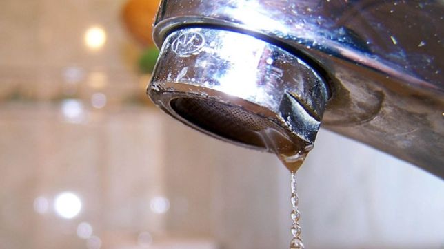 en medio de la falta de agua en la ciudad, absa pidio aumentar la tarifa un 38%