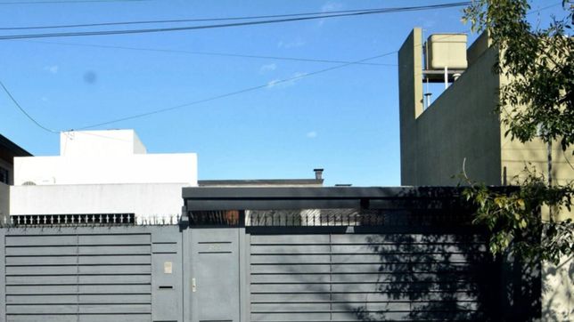 violenta entradera a la casa de la mama de lucas pratto: se llevaron hasta las camisetas