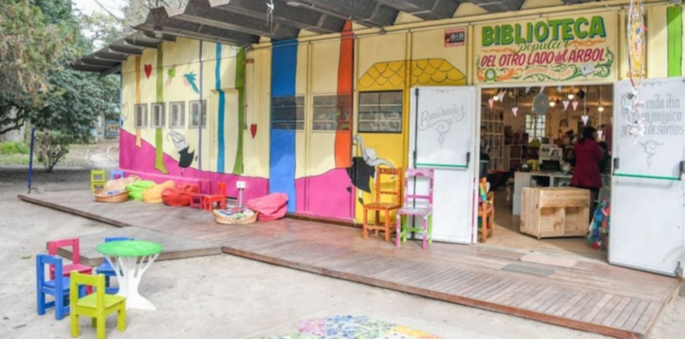 Biblioteca del otro lado del árbol