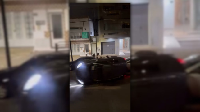 un auto choco con un micro y termino volcado de lado en plena avenida 44