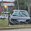 Un auto despistó en La Plata, volcó y terminó destrozado sobre una rambla