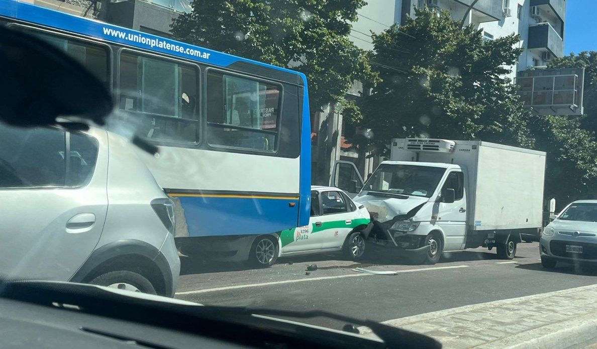 Choque de taxi con camión y micro.jpg