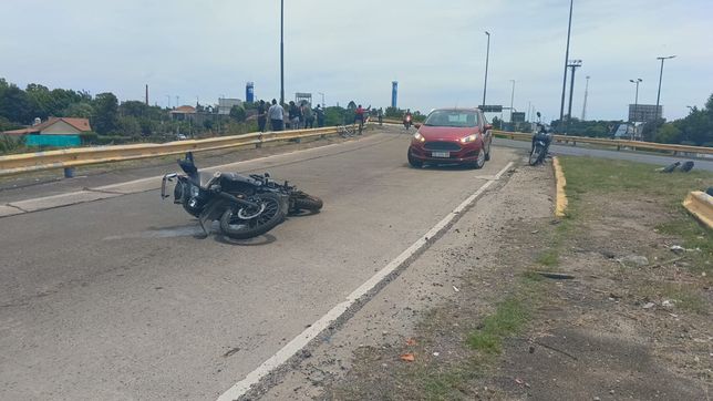 un auto y una moto chocaron en el distribuidor y un hombre termino internado