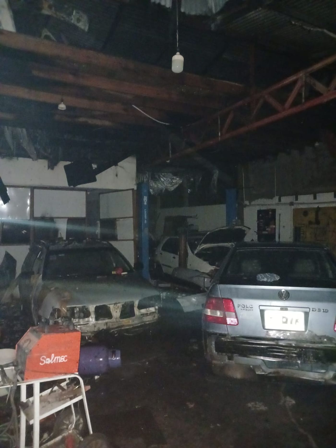 Cuatro autos terminaron envueltos en llamas producto del incendio en el taller mecánico de La Plata.