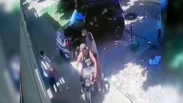 video: asi atacaron motochorros a una mujer y le robaron a plena luz del dia en la plata